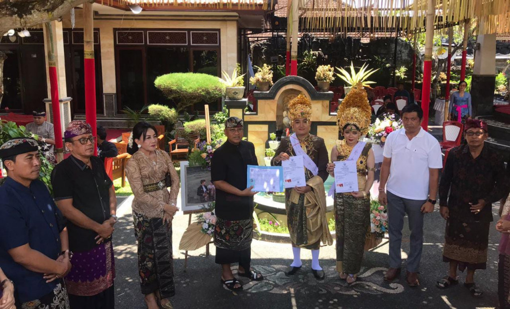 Dalung Smartvillage Penyerahan KK Baru, Akta Perkawinan dan KTP Baru kepada Mempelai bersama Ketua DPRD serta Kadisdukcapil Kabupaten Badung